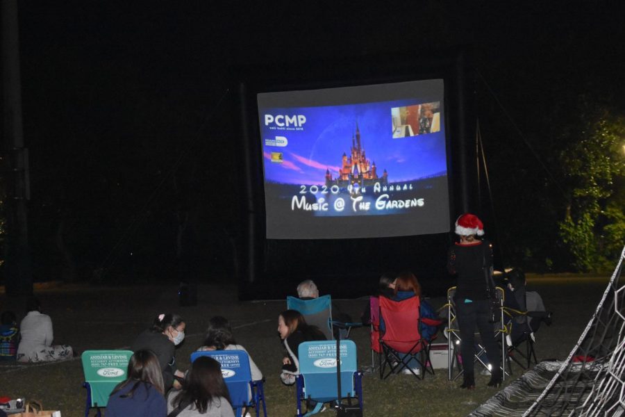 The event was broadcast to the audience via an outdoor projection screen. 