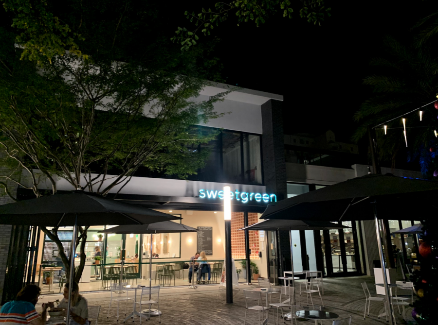 A+look+at+Sweetgreen%E2%80%99s+restaurant+entrance+and+outdoor+dining+area.+