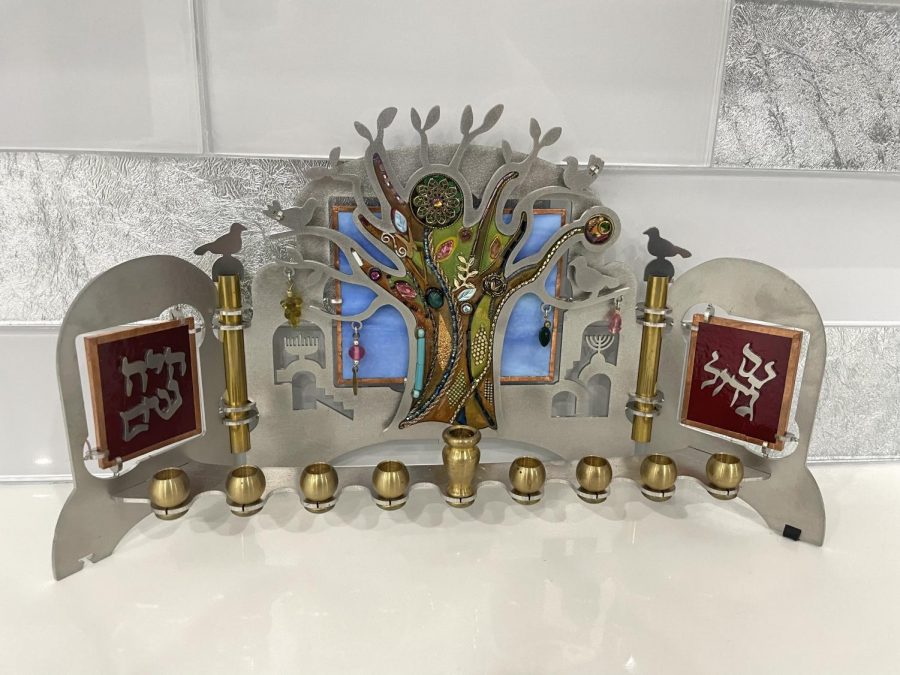 The light of the menorah symbolizes the days the temple lantern was lit.
